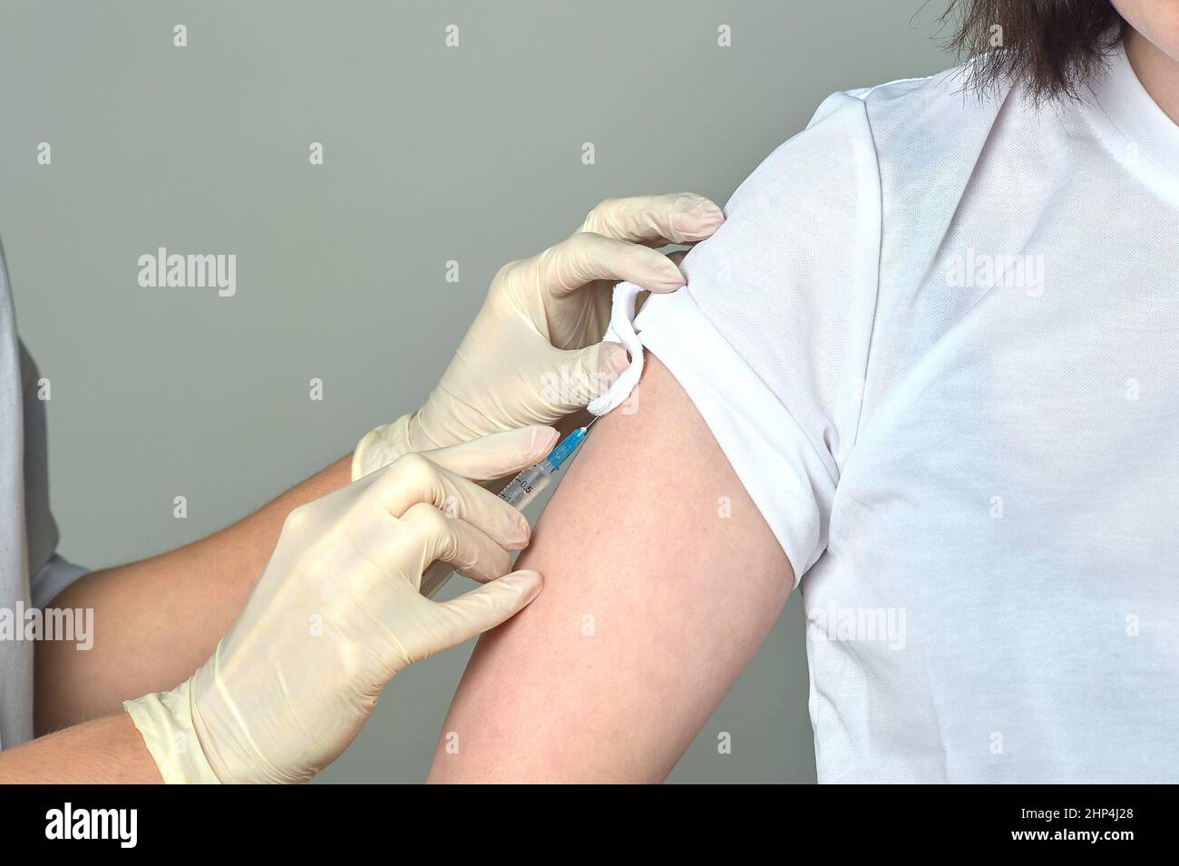 Gros plan d'une infirmière donnant un coup de feu à l'épaule d'un patient. Injection du vaccin contre le covid. Photo de haute qualité Banque D'Images