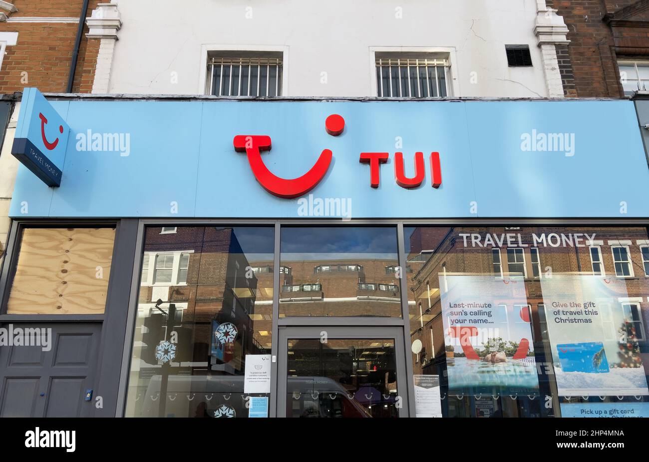 Londres Royaume-Uni - 9th décembre 2021 - avant boutique TUI. TUI Group est une société multinationale allemande de voyages et de tourisme. Banque D'Images