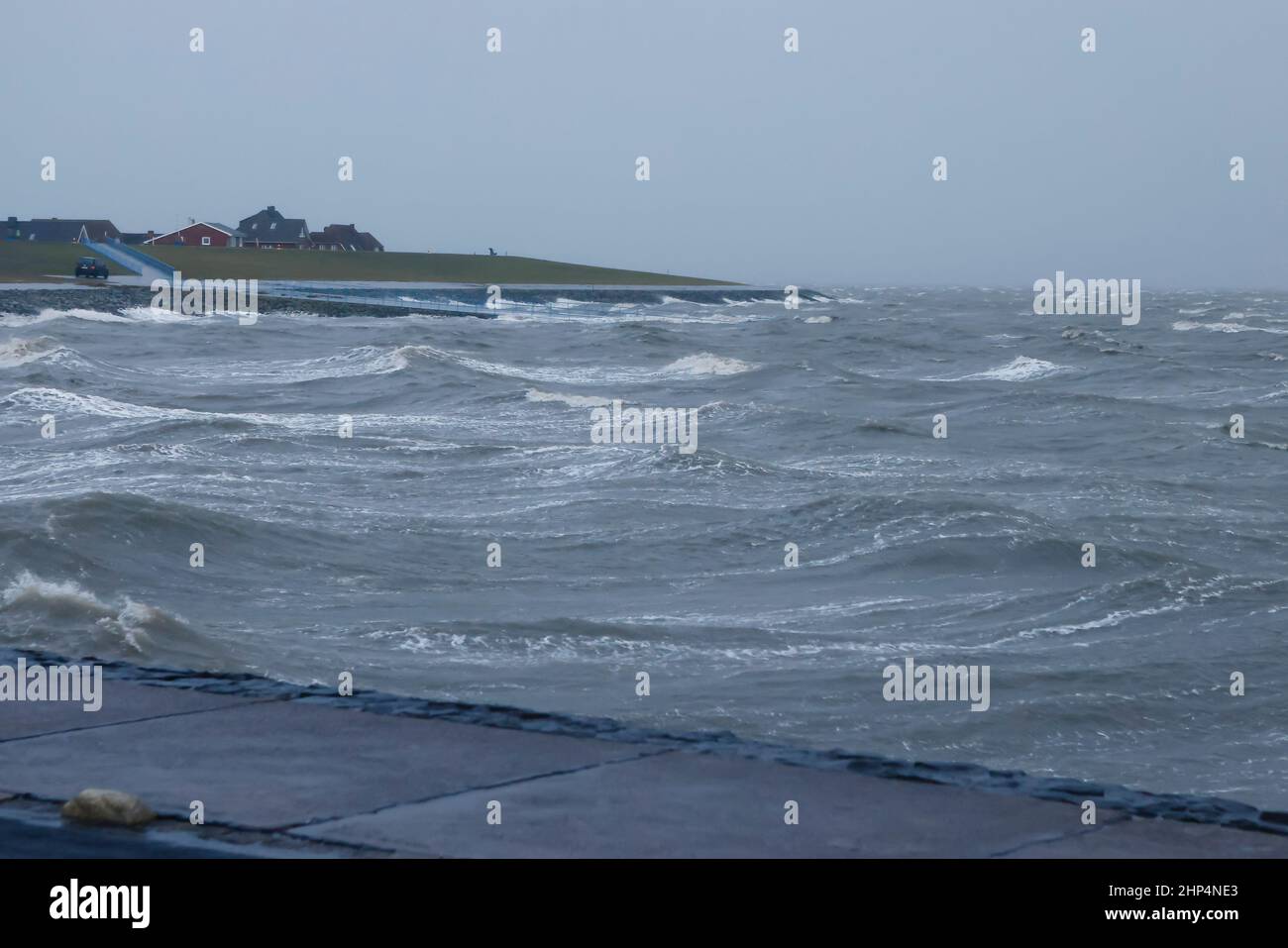 18 février 2022, Schleswig-Holstein, Dagebüll: Après la violente tempête 'Ylenia' et avant le nouvel ouragan 'Zeynep', de petites crêtes ondulées s'accumuler sur la côte de la mer du Nord. Photo: Frank Molter/dpa Banque D'Images