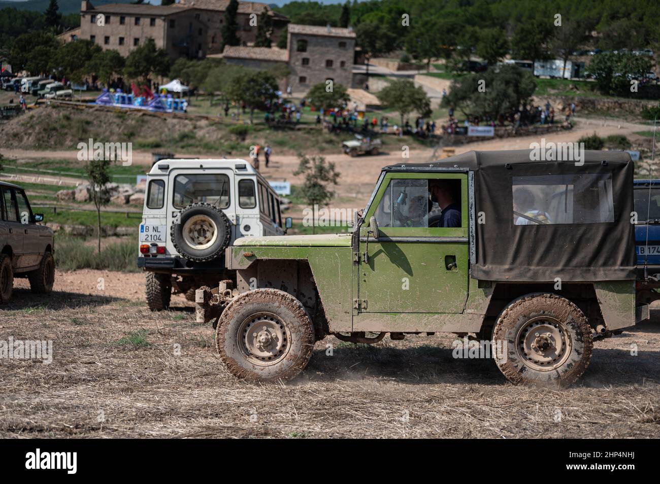 Vue du véhicule Land Rover Santana Ligero sur le terrain par une journée ensoleillée à Suria, Espagne Banque D'Images