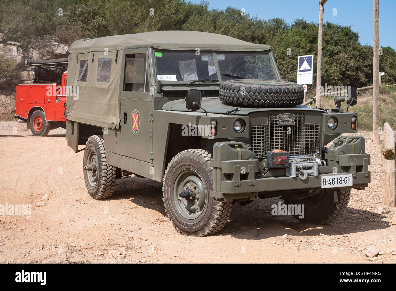 Vue sur le Land Rover Santana Ligero de l'armée de terre en couleur verte par temps ensoleillé Banque D'Images
