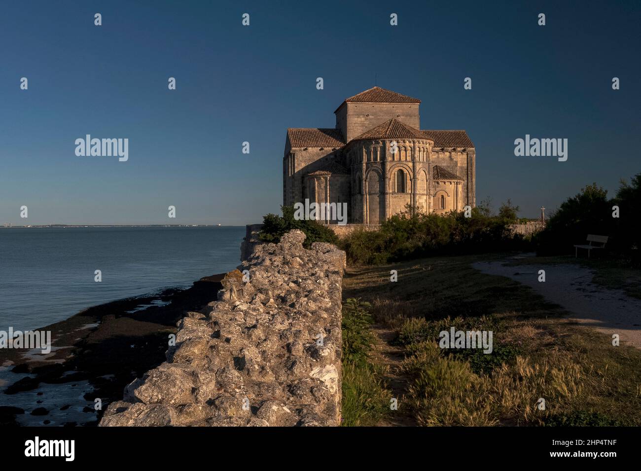 L'église Sainte-Radegonde, église de pèlerinage médiévale à côté de l'estuaire de la Gironde à Talmont-sur-Gironde, Nouvelle-Aquitaine, France. L'église, vue ici en début de matinée à la lumière du soleil, a été fondée en 1000s par des moines bénédictins pour les pèlerins se rendant à Saint-Jacques-de-Compostelle en Espagne. Banque D'Images