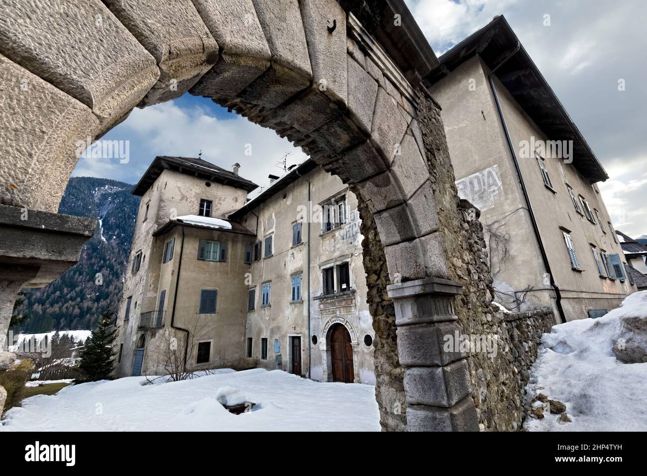 Le Croviana Castel est une résidence noble de la Renaissance qui a été construite par la famille Pezzen. Croviana, Sole Valley, Trentin, Italie. Banque D'Images