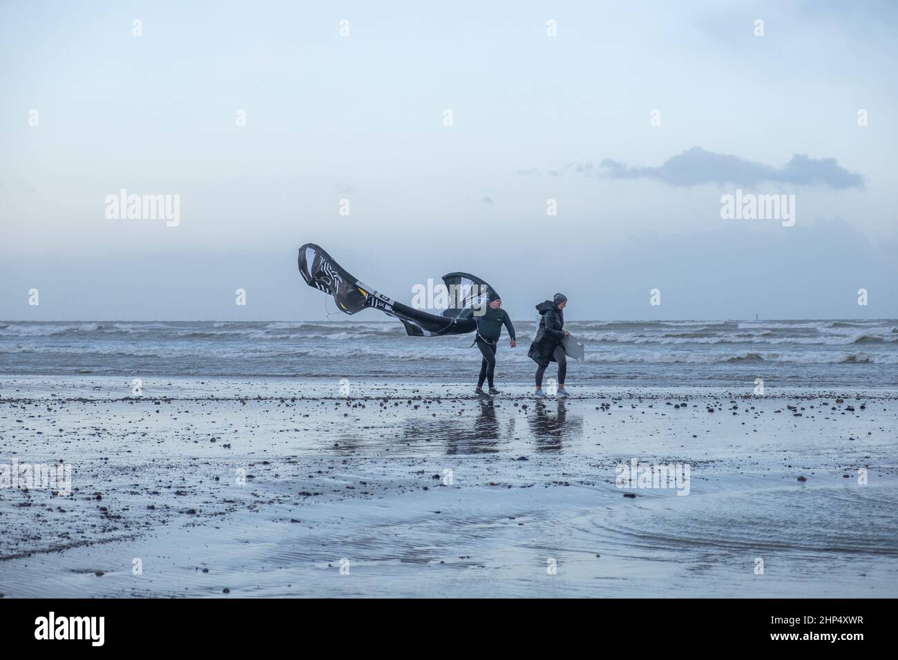 Littlehampton, West Sussex, Royaume-Uni. 18 février 2022. Un Kitesurfer retourne à terre dans la tempête Eunice. Jonathan Ward/Alamy Live News Banque D'Images