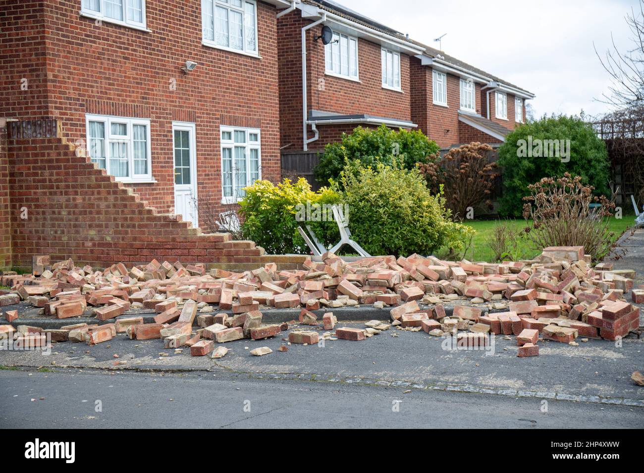 THUNDERSLEY, ESSEX , FÉVRIER 18 2022, Storm Eunice frappe l'est de l'Angleterre, le met Office a émis deux avertissements rouges rares car le Royaume-Uni est frappé par la pluie, la neige et des vents record de 122 km/h pendant la pire tempête depuis 30 ans. Crédit : Lucy North/Alamy Live News Banque D'Images