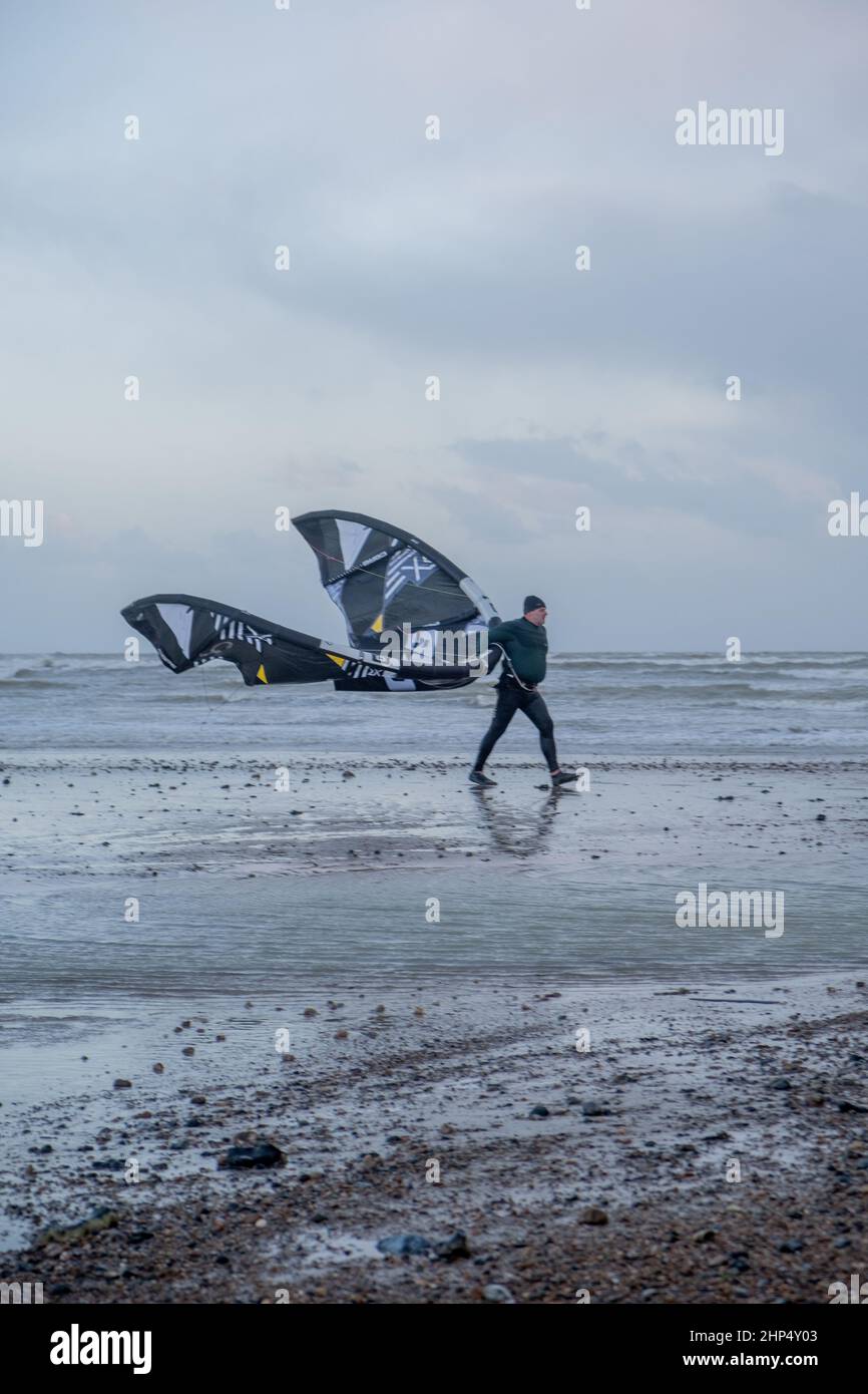 Littlehampton, West Sussex, Royaume-Uni. 18 février 2022. Un Kitesurfer retourne à terre dans la tempête Eunice. Jonathan Ward/Alamy Live News Banque D'Images