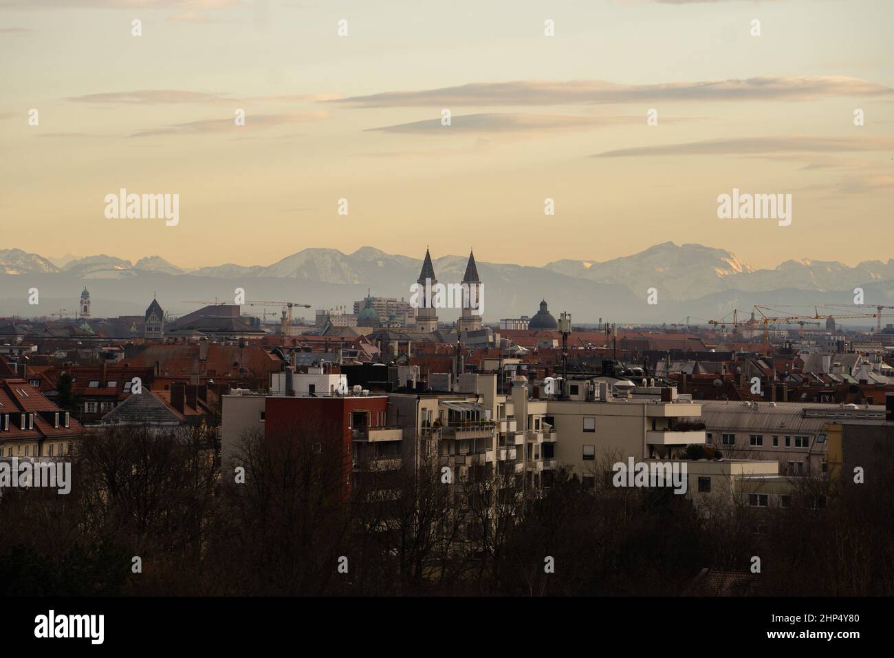 Munich, Allemagne. 18th févr. 2022. Vue du parc Luitpoldpark à Munich avec grues, église Saint-Ludwig et les Alpes en arrière-plan le 18 février 2022. (Photo par Alexander Pohl/Sipa USA) crédit: SIPA USA/Alay Live News Banque D'Images