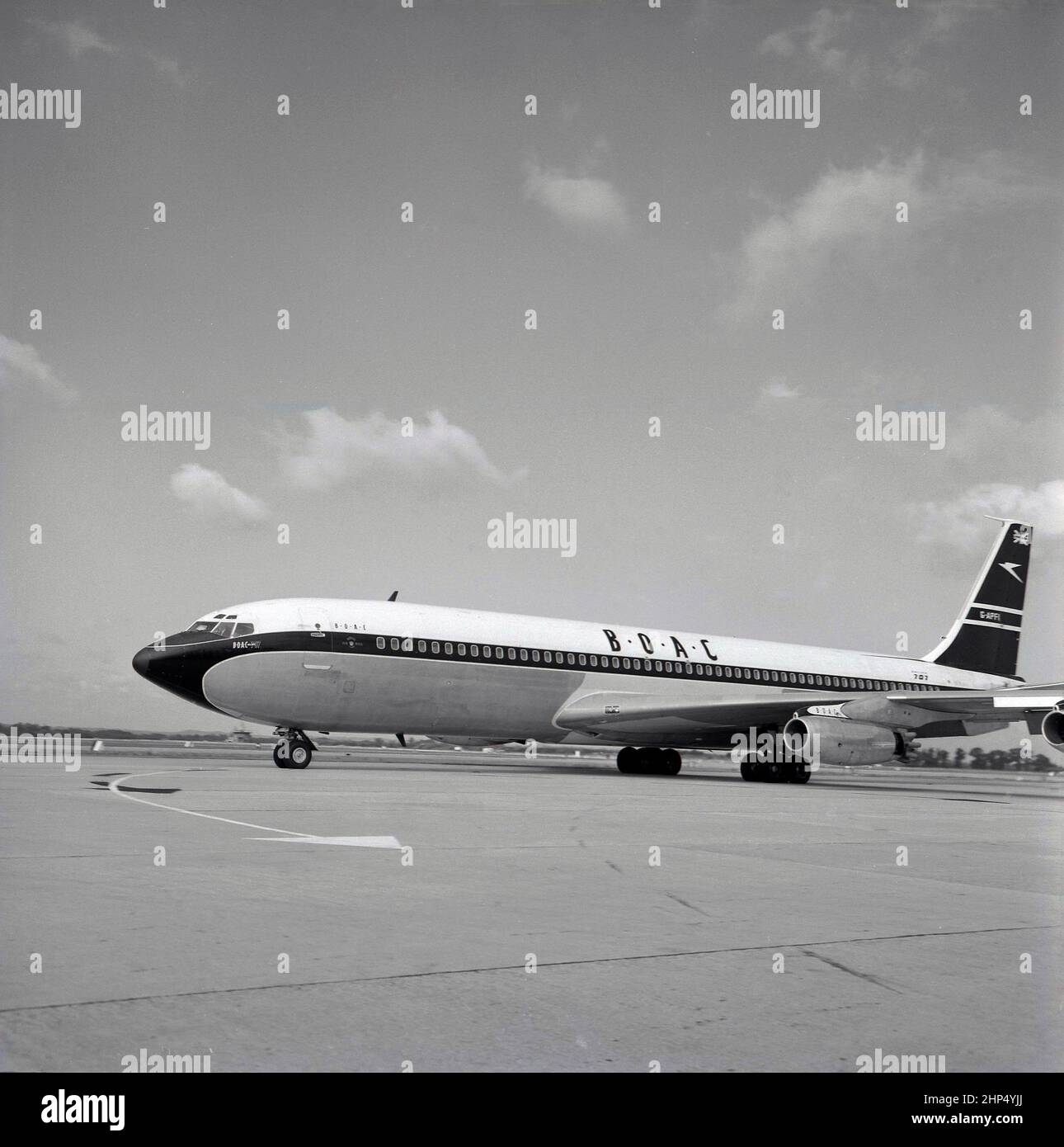 1960s, historique, un Boeing 707 BOAC stationné à l'aéroport de Heathrow, Londres, Angleterre, Royaume-Uni. C'était le premier avion de ligne de la compagnie américaine et son vol inaugural a eu lieu en décembre 1957. BOAC, la compagnie aérienne britannique de cette époque en a commandé 37 pour sa flotte, connue pour le début de l'âge du Jet, le 707 avion de ligne était un avion populaire restant en service tout au long de la 1960s et dans la 1970s. Banque D'Images