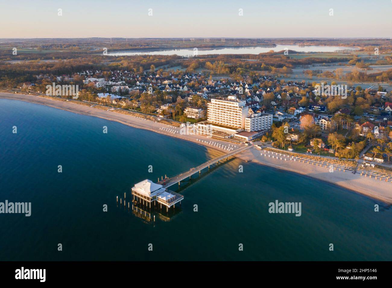 Grand Hotel Seeschlösschen et jetée avec restaurant Wolkenlos, Timmendorfer Strand / Plage, Mer Baltique, Ostholstein, Schleswig-Holstein, Allemagne Banque D'Images