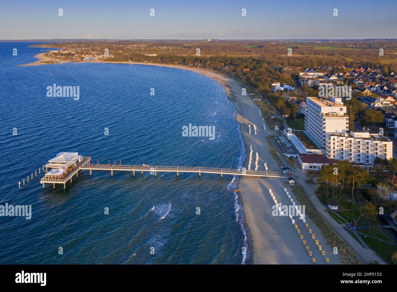 Grand Hotel Seeschlösschen et jetée avec restaurant Wolkenlos, Timmendorfer Strand / Plage, Mer Baltique, Ostholstein, Schleswig-Holstein, Allemagne Banque D'Images