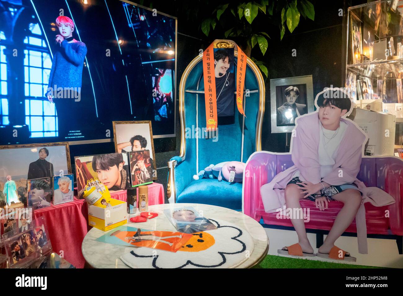 J-Hope, membre du BTS, 16 février 2022 : Un café décoré pour célébrer l'anniversaire 28th du membre du BTS J-Hope à Séoul, en Corée du Sud. L'idole né Jung Ho-Seok, atteint 28 ans le 18 février 2022. Credit: Lee Jae-won/AFLO/Alay Live News Banque D'Images