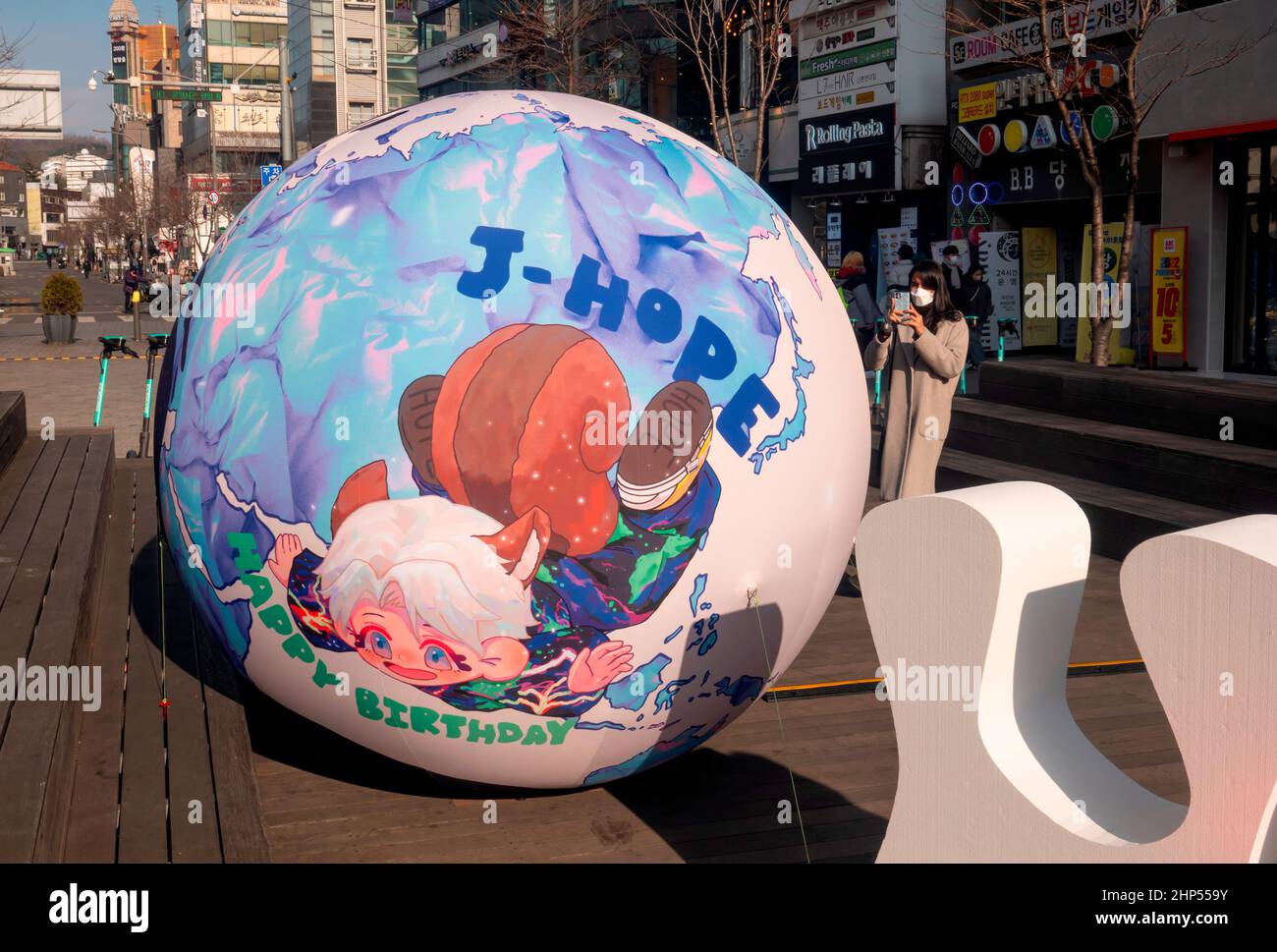 Anniversaire de J-Hope, membre du BTS, 16 février 2022 : une installation présentée par les fans du BTS pour célébrer 28th l'anniversaire de J-Hope, membre du BTS, est vue à Séoul, Corée du Sud. L'idole né Jung Ho-Seok, atteint 28 ans le 18 février 2022. Credit: Lee Jae-won/AFLO/Alay Live News Banque D'Images