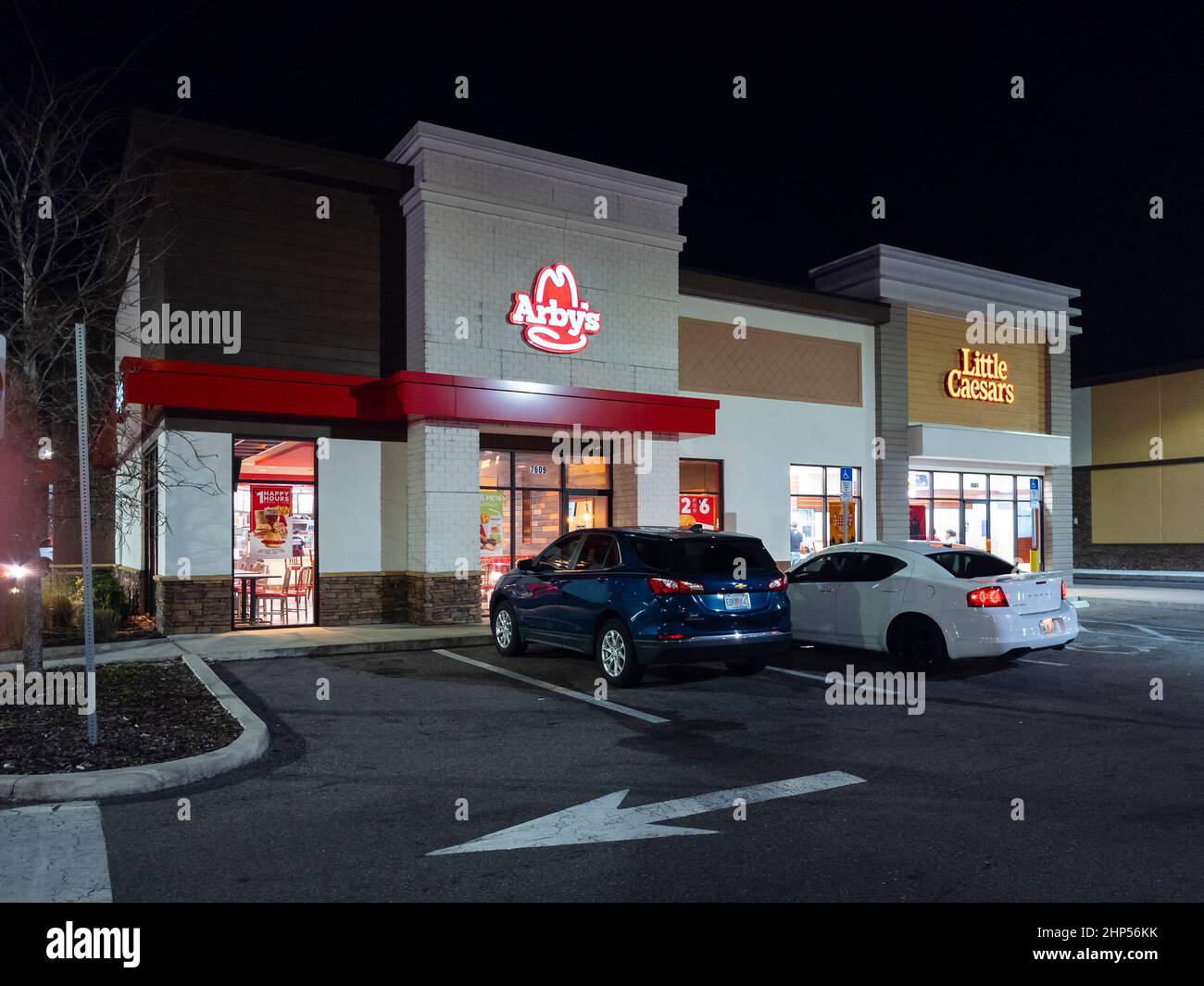 Orlando, Floride - 4 février 2022 : vue de nuit en gros plan sur l'extérieur du restaurant Arby's. Banque D'Images