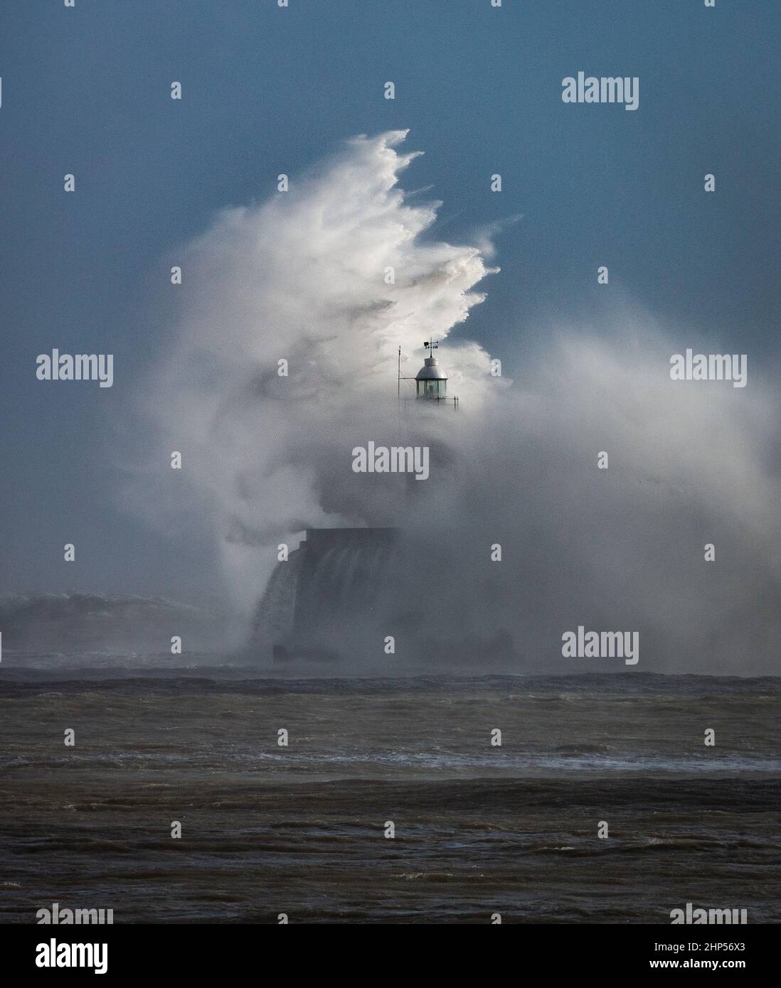 Eastbourne, Angleterre, 18 février 2022, les vagues se brisent au-dessus du phare de Newhaven à Storm Eunice, crédit : Antony Meadley/Alay Live News Banque D'Images