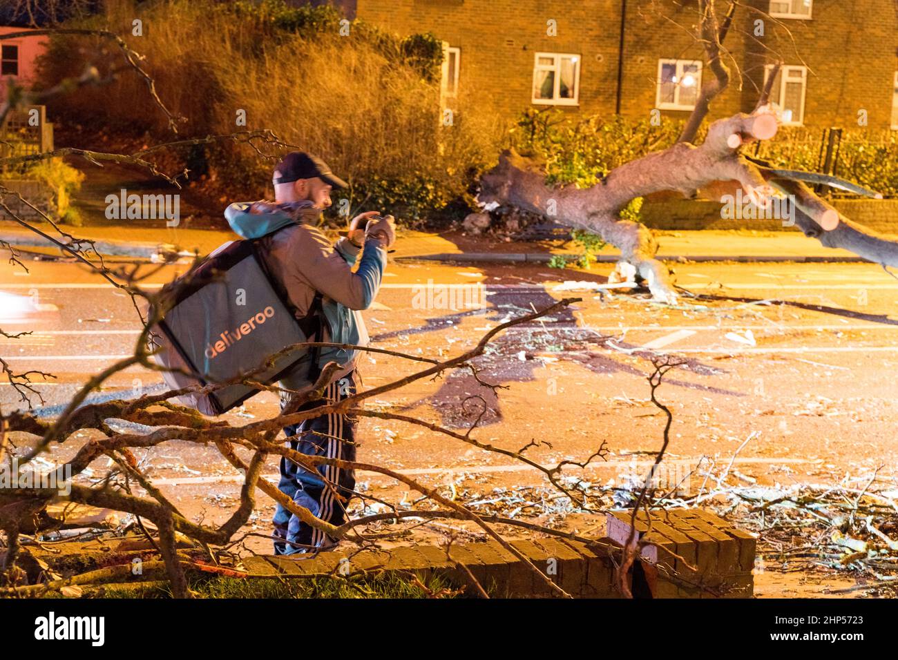 Londres, Royaume-Uni. 18th février 2022. Météo Royaume-Uni. Storm Eunice a déraciné un grand arbre et a explosé sur la route principale A20 dans le sud-est de Londres Greenwich. La route est bloquée dans l'après-midi et la circulation a commencé à se déplacer très lentement. Credit: Xiu Bao/Alamy Live News Banque D'Images