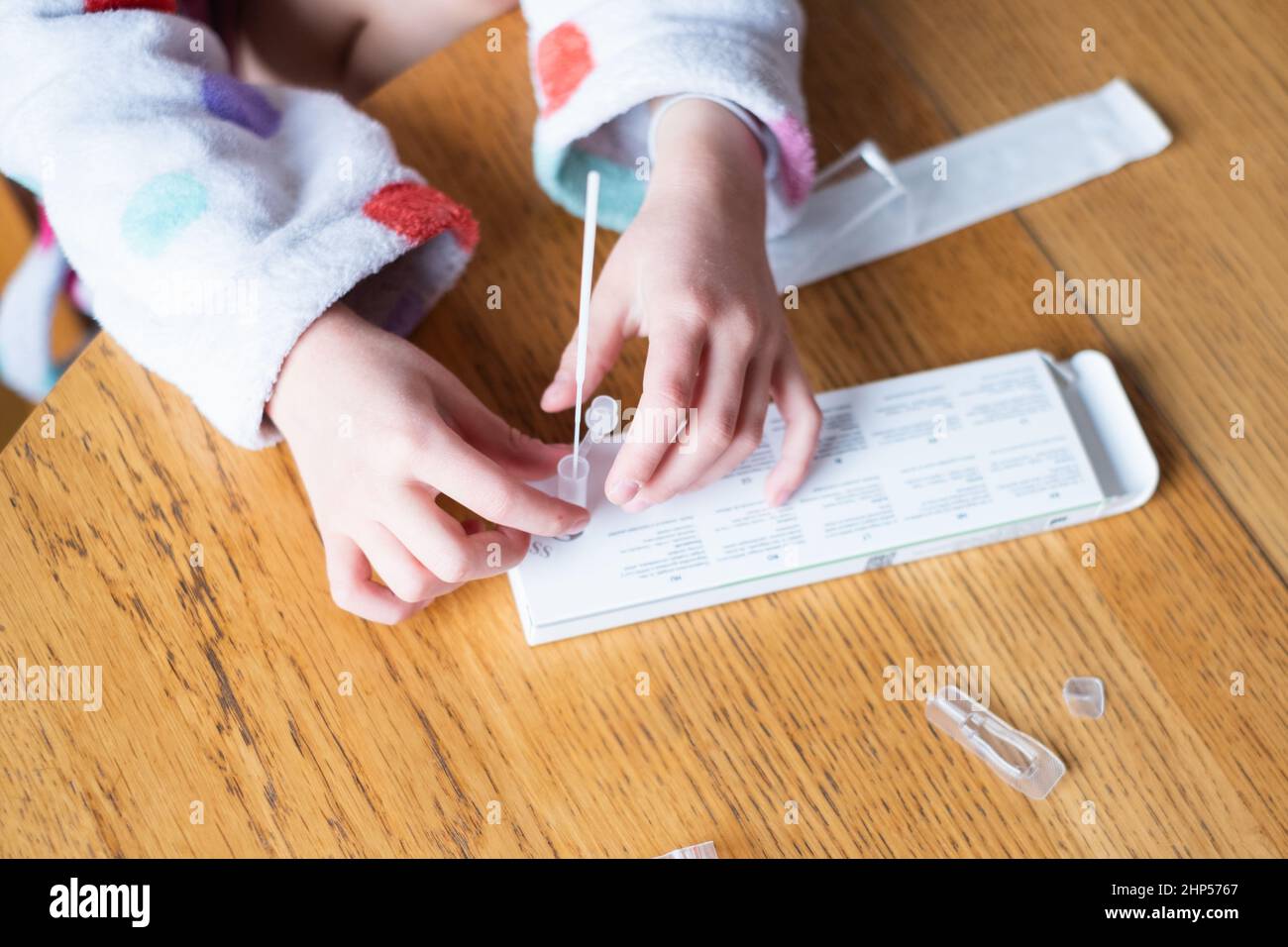 Enfant se testant pour le coronavirus à la maison. Kit de test rapide de l'antigène COVID-19 pour l'auto-test. Banque D'Images