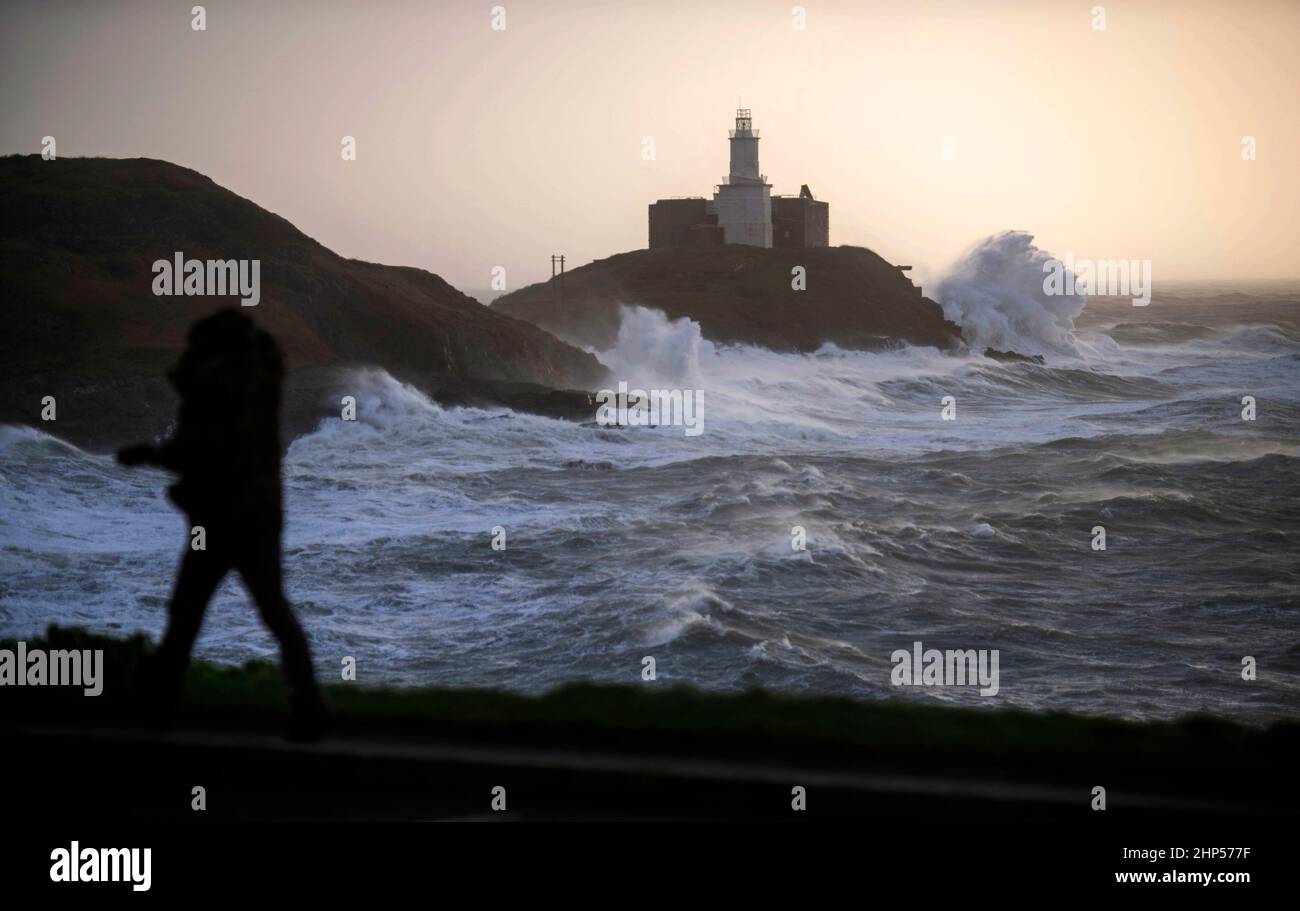 Swansea, Royaume-Uni. 18th févr. 2022. D'énormes vagues se brisent ce matin dans la maison Mumbles Lighting sur la péninsule de Gower, près de Swansea, en haute mer, tandis que le littoral du sud du pays de Galles ressent toute la force de Storm Eunice. Credit: Phil Rees/Alamy Live News Banque D'Images