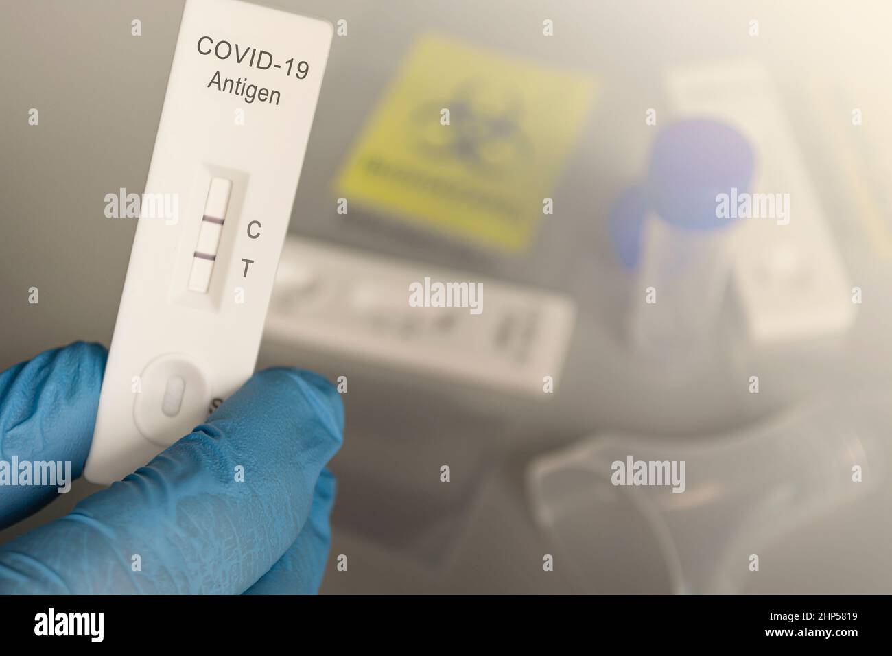 Médecin titulaire d'une trousse de test pour la maladie COVID-19. Kit de cartes de laboratoire testé POSITIF pour le nouveau virus du coronavirus viral Banque D'Images