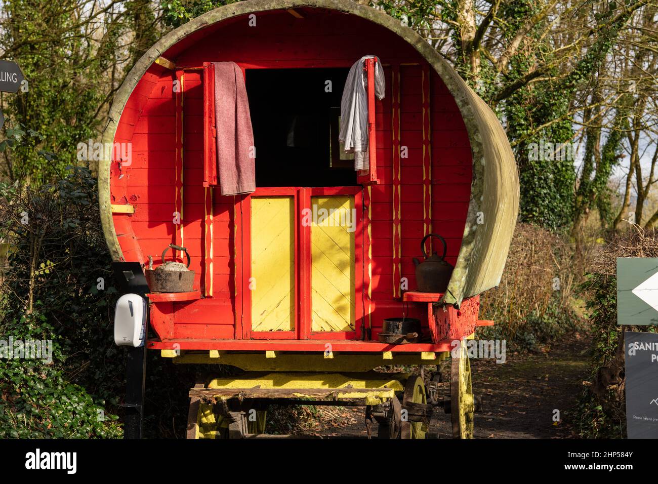 Caravane tzigane rouge historique, vue pour les touristes Banque D'Images