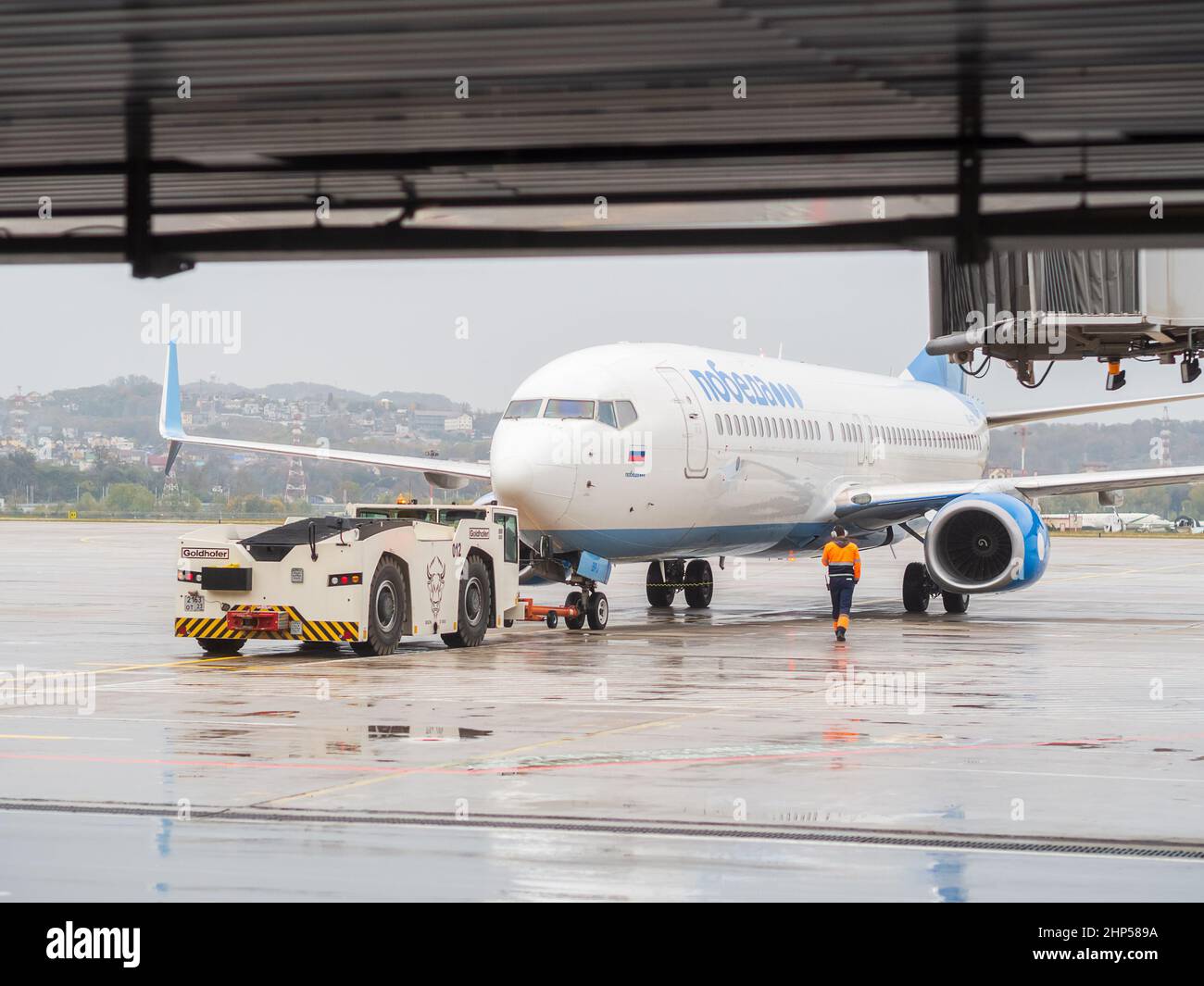 Russie, Sotchi 02.11.2021. Un remorqueur d'aéroport relié à un avion de ligne avec l'inscription Victory se trouve à l'aérodrome. Banque D'Images