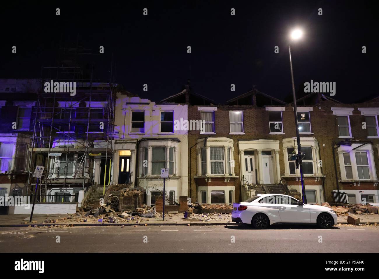 Des débris des toits de trois maisons déchirés pendant la tempête Eunice, sur Kilburn Park Road, dans le nord-ouest de Londres. Date de la photo : vendredi 18 février 2022. Banque D'Images