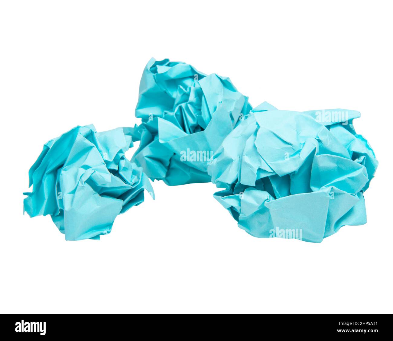 Feuilles de papier bleu froissé isolées sur fond blanc Banque D'Images