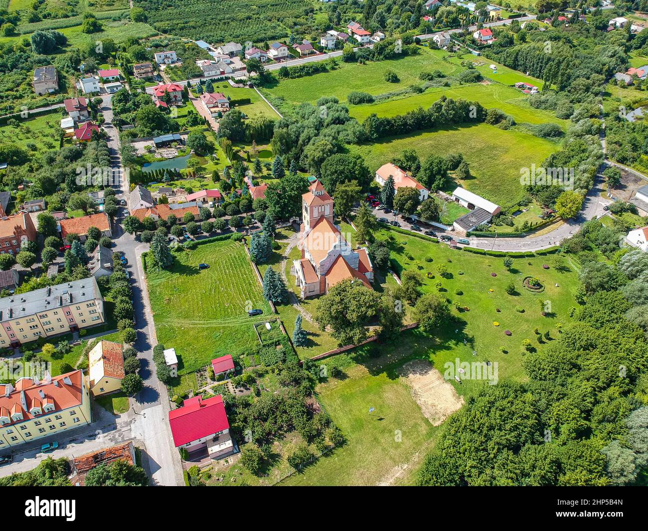 Nieszawa, Pologne - 11 août 2021. Vue aérienne de l'église Saint-Jadwiga en été Banque D'Images