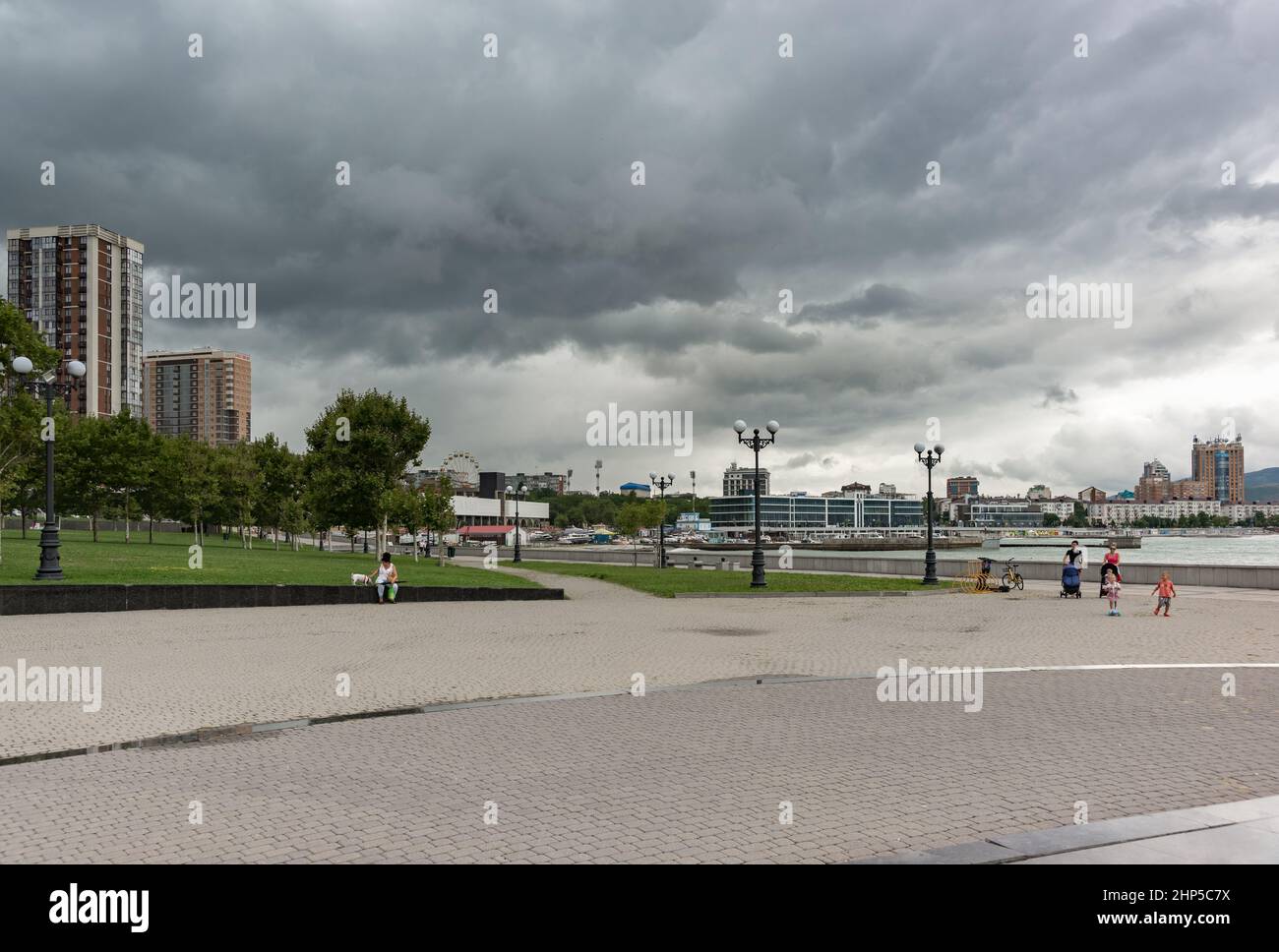 Russie, Novorossiysk, 13 août 2021 - les gens marchent sur le remblai de la baie de Tsemesskaya par une journée d'été nuageuse Banque D'Images
