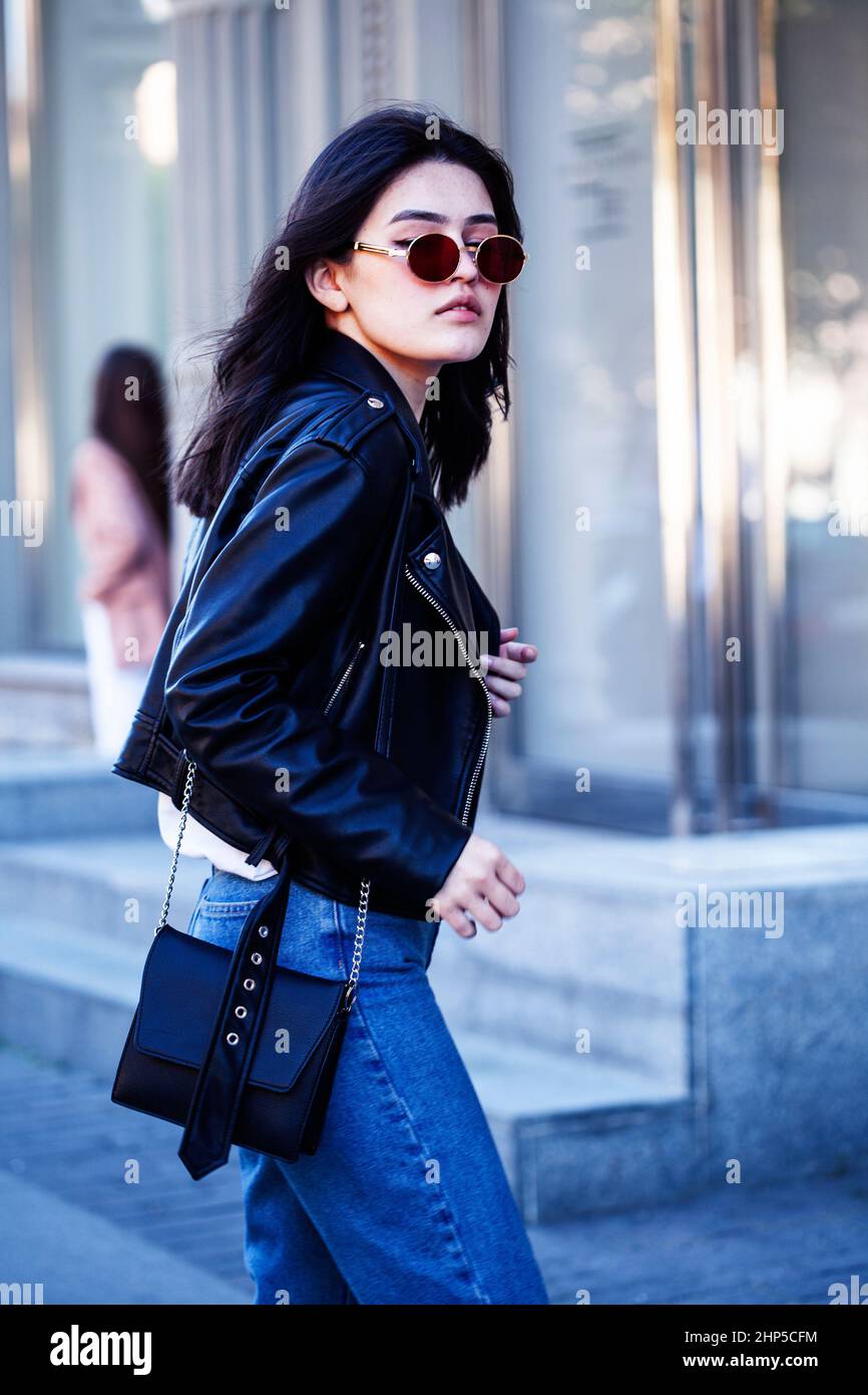 jeune fille asiatique portant des lunettes de soleil dehors sur la rue de  grande ville, concept de gens de style de vie Photo Stock - Alamy