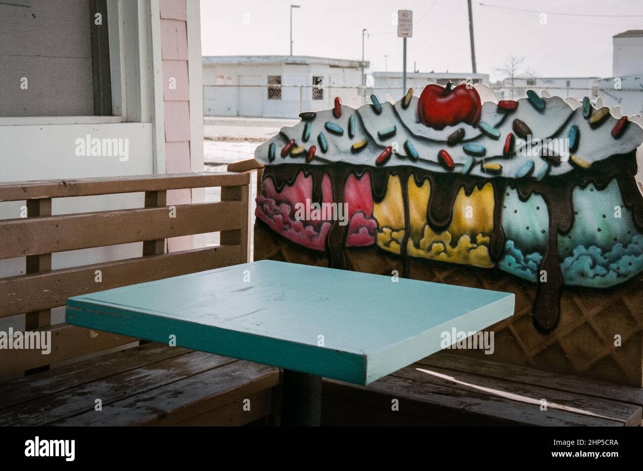Un stand de restaurant en bois coloré est décoré comme un dimanche de glace le long de la promenade à Salisbury Beach, NH. Banque D'Images