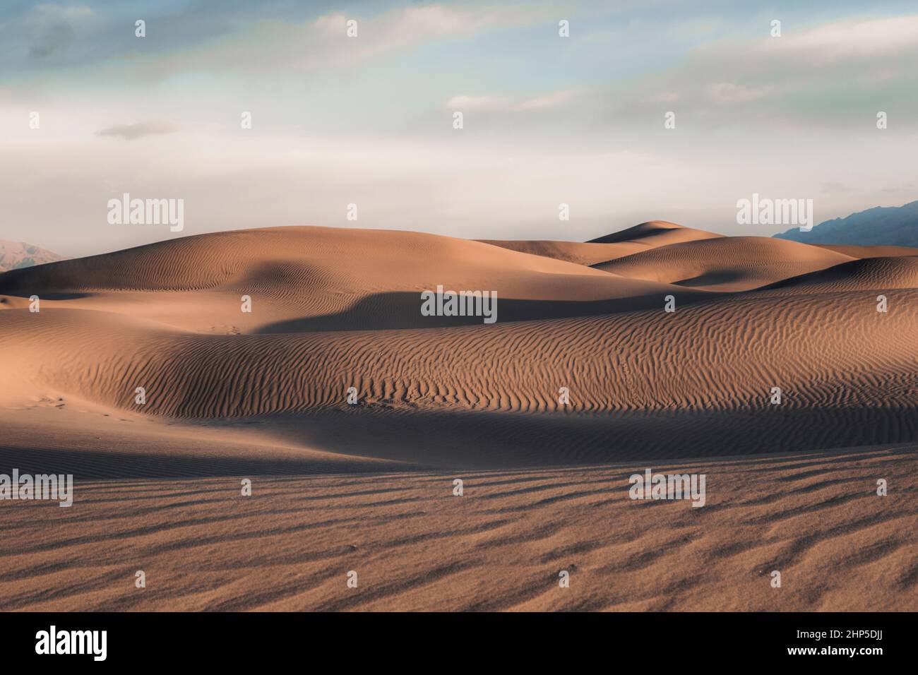 Dunes montantes de Mesquite Flat dans le parc national de la Vallée de la mort, Californie. Banque D'Images