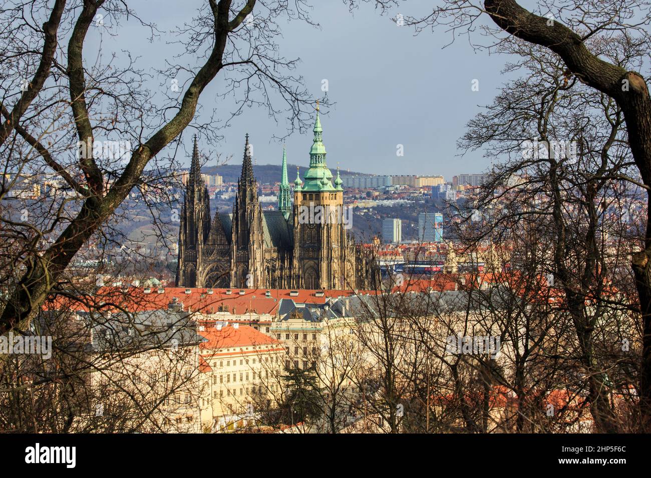 Vue sur la cathédrale Saint-Vitus, Mala Strana, le château de Prague, depuis Petrin Hill, Prague, République tchèque Banque D'Images