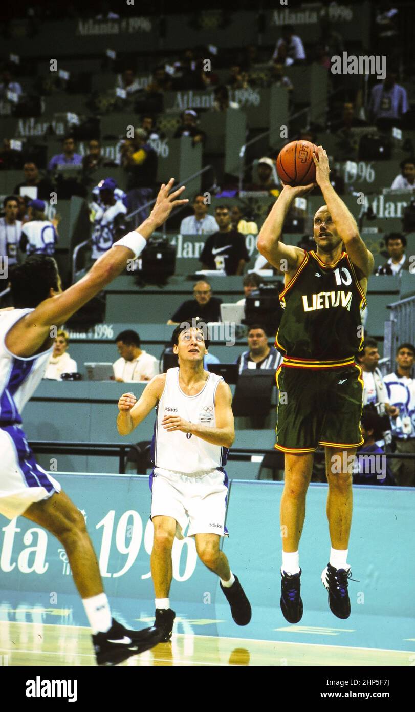 Atlanta, Géorgie, États-Unis, 1996: Basketball masculin aux Jeux Olympiques de 1996 à Atlanta. Ici, un joueur de Lituanie tire le ballon contre l'Argentine. ©Bob Daemmrich Banque D'Images