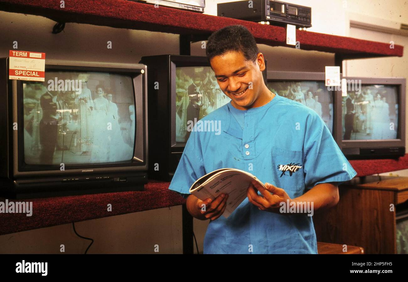 Austin Texas USA,1990:Hispanic teen boy shopping pour la télévision à la boutique d'électronique. M. ES-0180-0181 ©Bob Daemmrich Banque D'Images