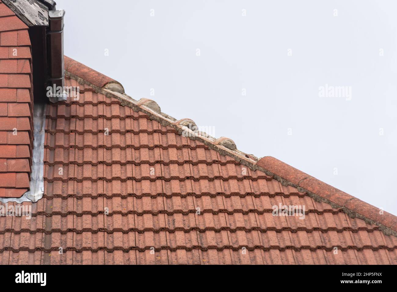 Dommages causés par la tempête Eunice dans Southend on Sea, Essex, Royaume-Uni. Tuiles de toit soufflées par le vent fort. Carreaux de stries manquants Banque D'Images