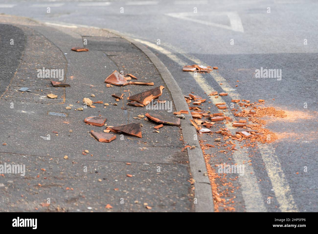 Dommages causés par la tempête Eunice dans Southend on Sea, Essex, Royaume-Uni. Les tuiles de toit soufflées par le vent fort et écrasées sur le sol. Pièces cassées Banque D'Images