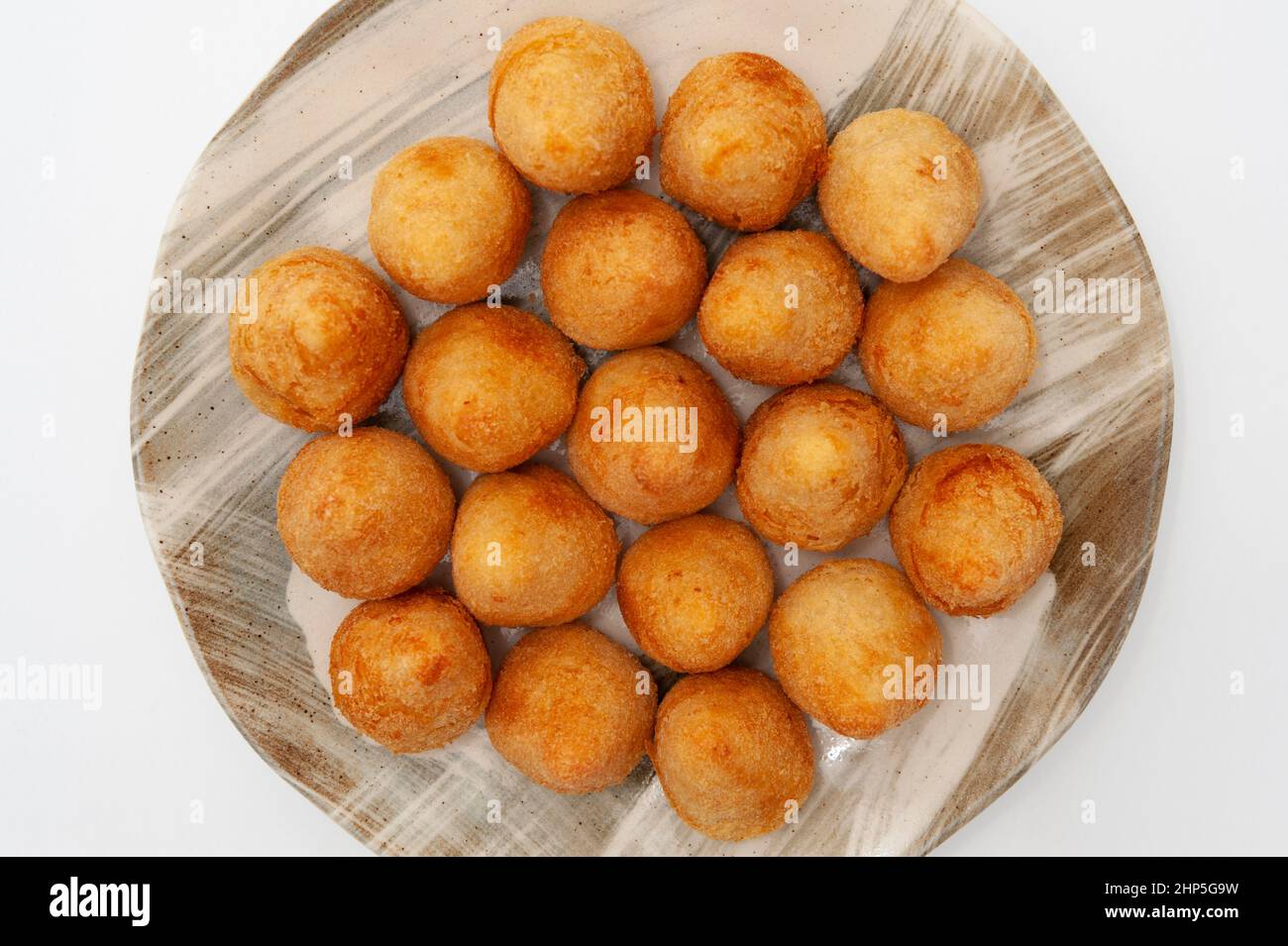 Hors-d'œuvre typiquement brésilien appelé Coxinha de Frango isolé sur fond blanc - vue de dessus. Banque D'Images