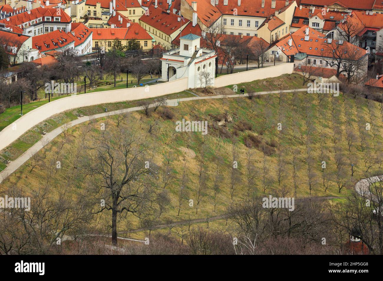 Verger de pommes en hiver sur les pentes de Petrin Hill avec les toits rouges de Hradcany et Mala Strana la petite vieille ville au-delà, Prague République tchèque Banque D'Images