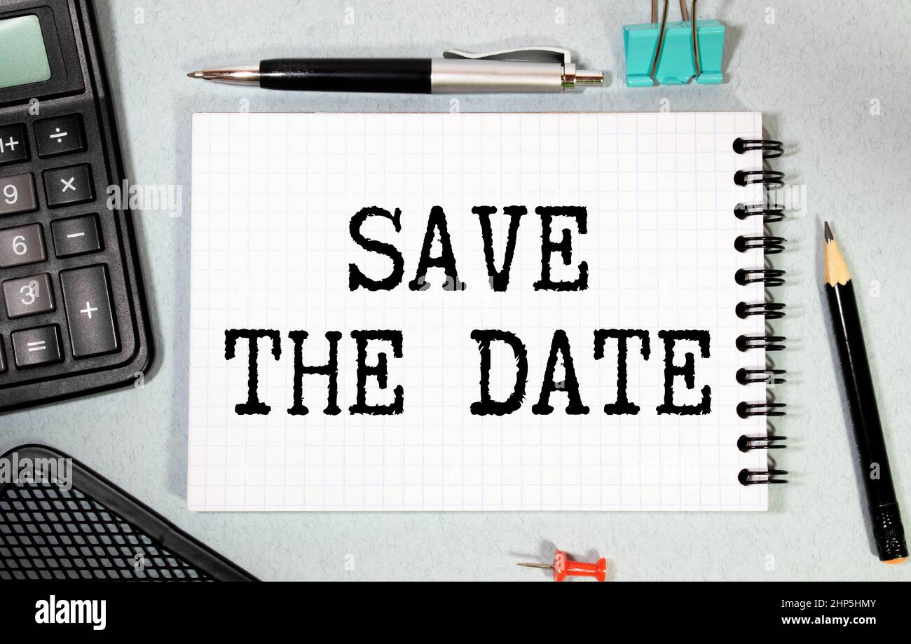 Texte Enregistrer la date sur le livre blanc sur l'ordinateur portable, concept d'entreprise. Banque D'Images