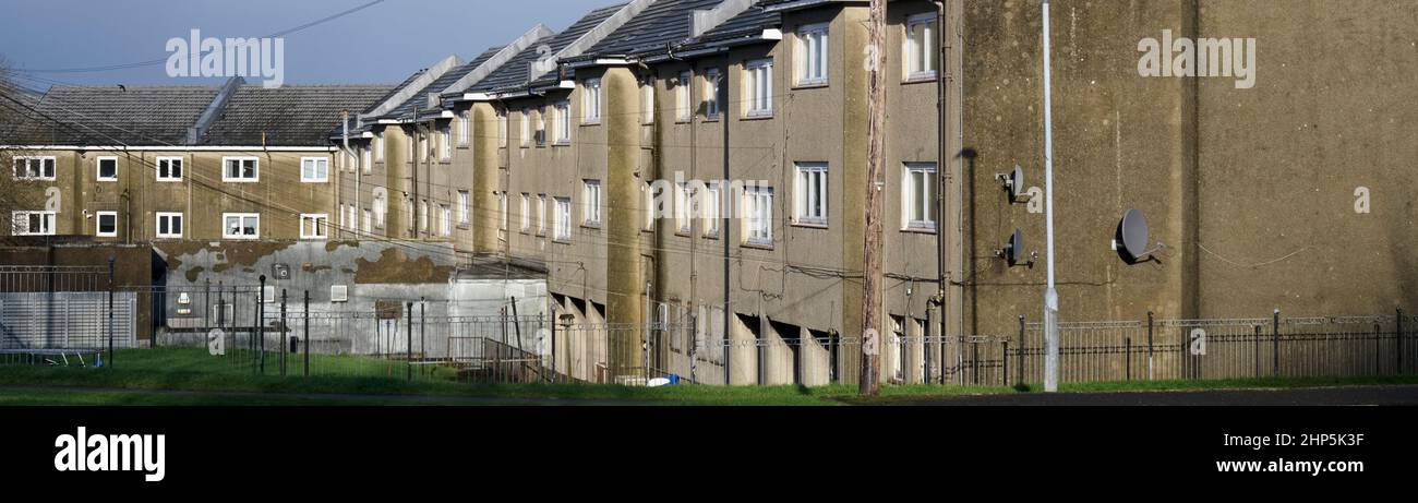 Maison de conseil abandonnée dans un bidonville de logements pauvres avec de nombreuses questions de protection sociale à Aberdeen Banque D'Images