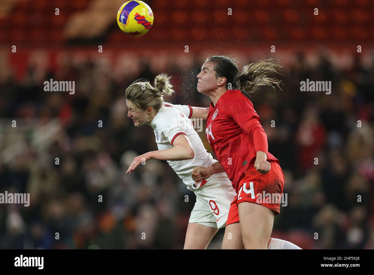 MIDDLESBROUGH, ROYAUME-UNI. 17th FÉV Vanessa Gilles, du Canada, conteste une affiche supérieure avec Ellen White, de l'Angleterre, lors du match de la coupe Arnold Clark entre les femmes d'Angleterre et le Canada au stade Riverside, à Middlesbrough, le jeudi 17th février 2022. (Credit: Mark Fletcher | MI News) Credit: MI News & Sport /Alay Live News Banque D'Images