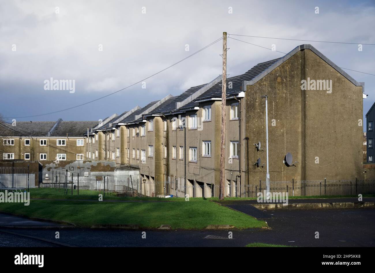 Maison de conseil abandonnée dans un bidonville de logements pauvres avec de nombreuses questions de protection sociale à Aberdeen Banque D'Images