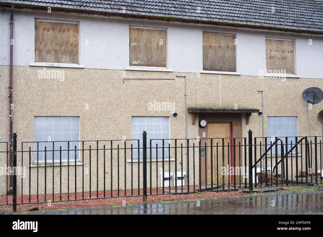 Maison de conseil abandonnée dans un bidonville de logements pauvres avec de nombreuses questions de protection sociale à Aberdeen Banque D'Images