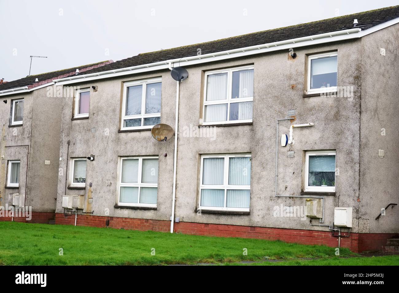 Maison de conseil abandonnée dans un bidonville de logements pauvres avec de nombreuses questions de protection sociale à Aberdeen Banque D'Images