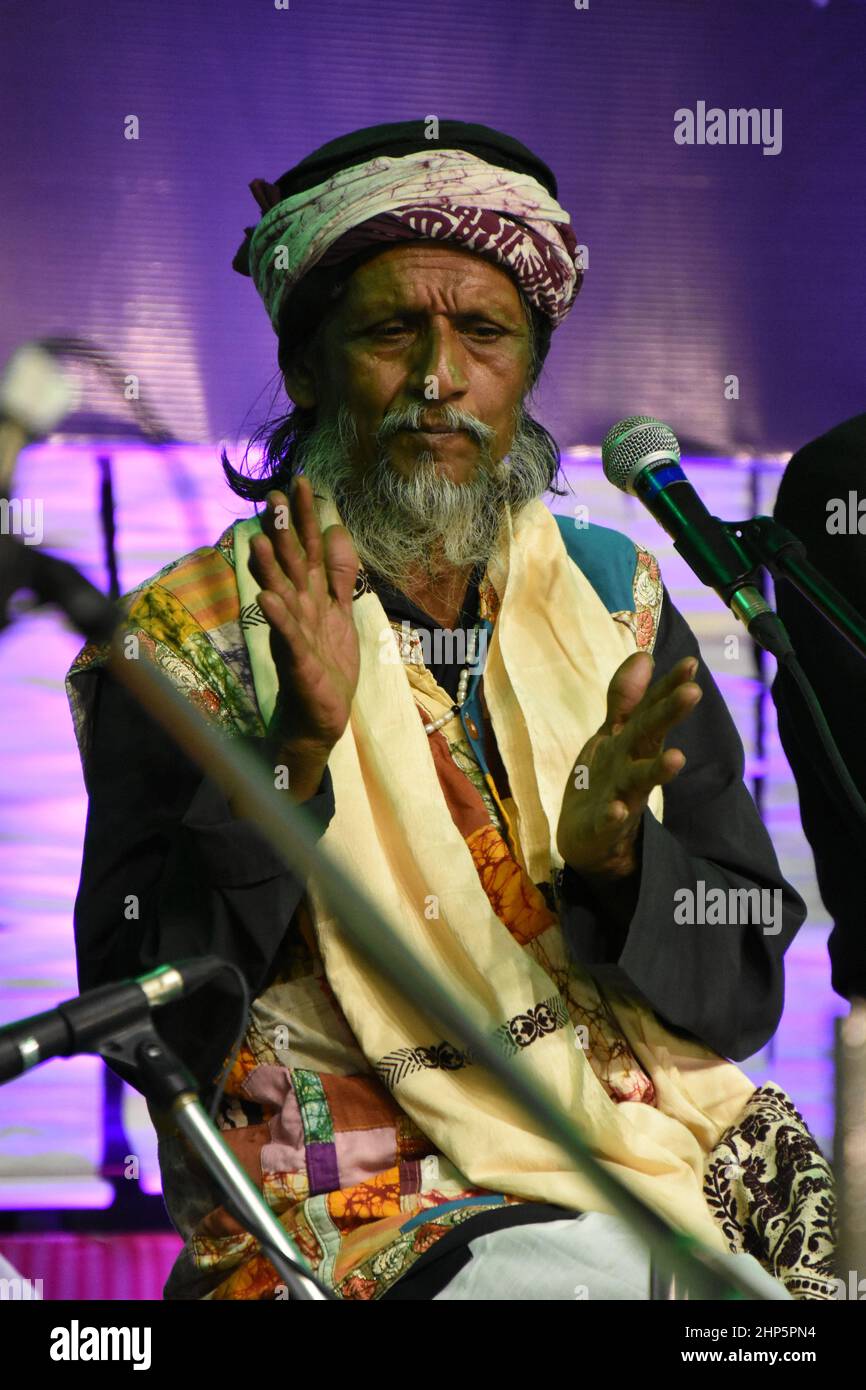 Kolkata, Inde. 18th févr. 2022. Arman Fakir exécutant la chanson Baul au premier jour de trois jours de fête de la culture bengali. Crédit : Pacific Press Media production Corp./Alay Live News Banque D'Images