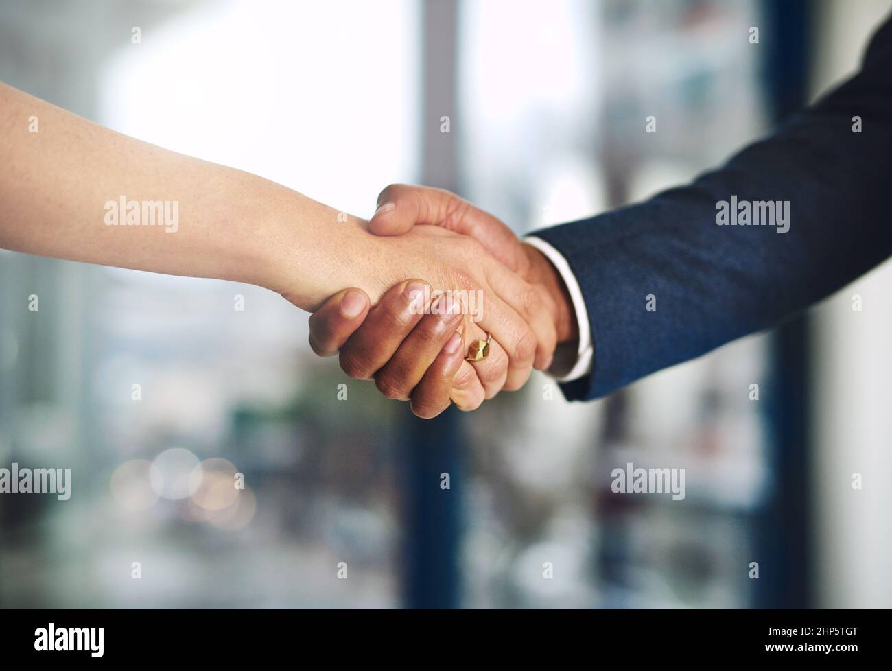 Renforcer l'entreprise grâce à une alliance solide. Photo courte d'un homme d'affaires et d'une femme d'affaires qui se secouent la main au travail. Banque D'Images