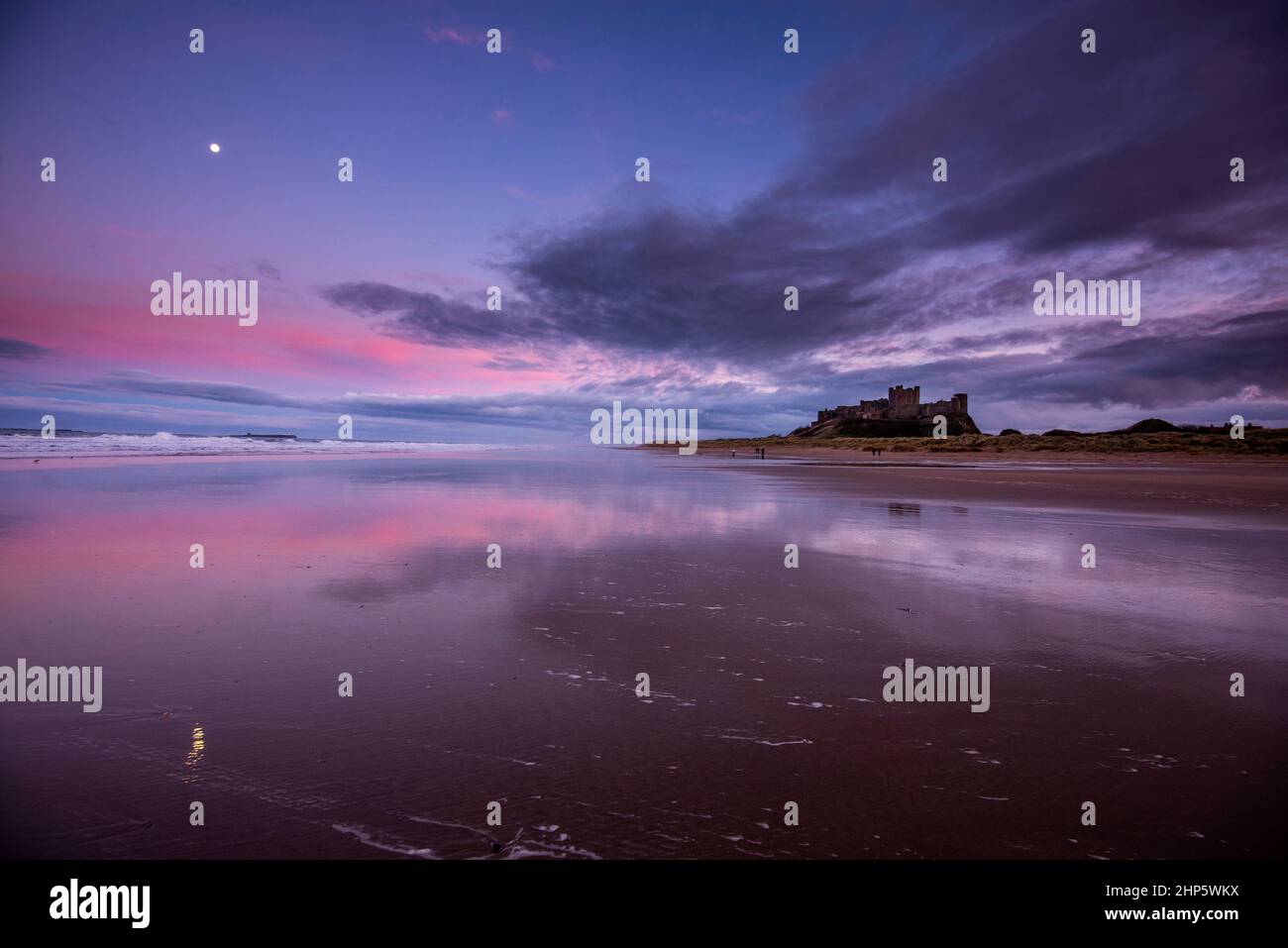 Soirée sur la plage au château de Bamburgh sur la côte, Northumberland, nord-est de l'Angleterre. Banque D'Images