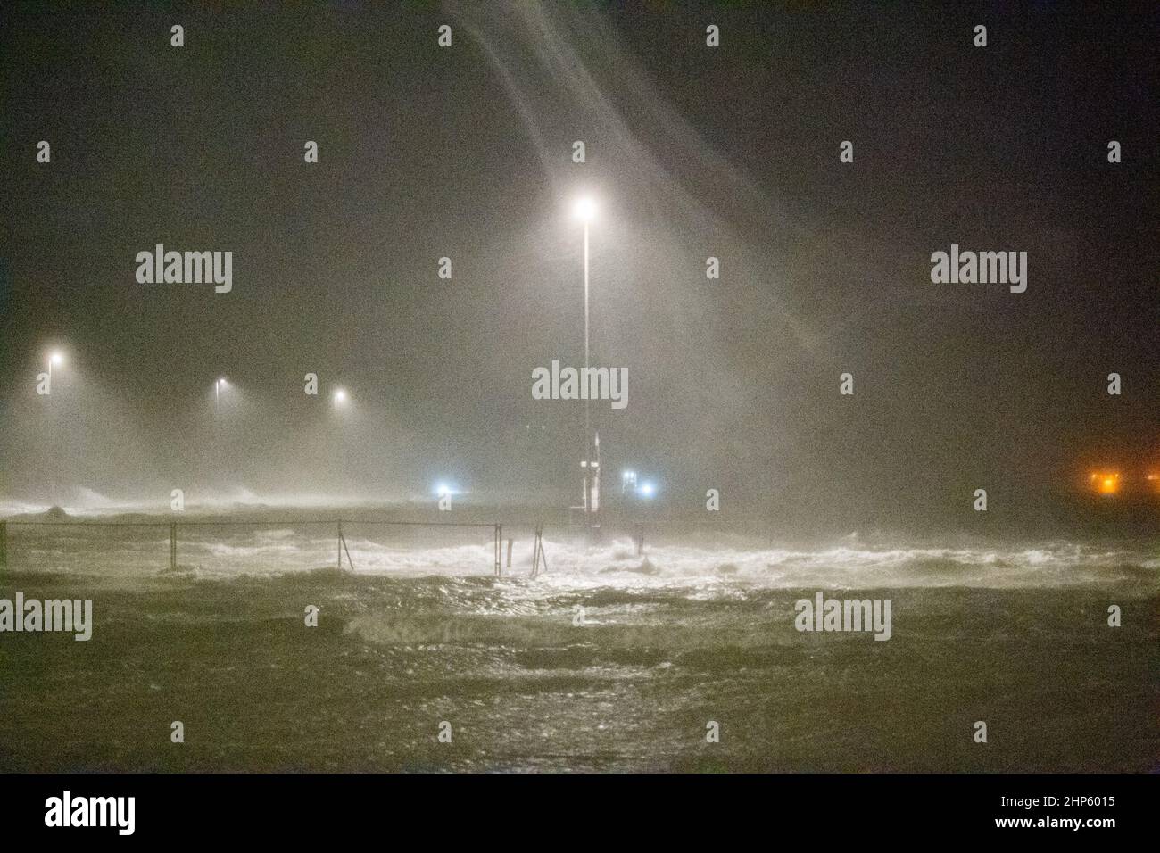 19 février 2022, Schleswig-Holstein, Büsum: L'embarcadère est du port de Büsum est complètement lavé pendant l'ouragan 'Zeynep'. Photo: Daniel Reinhardt/dpa Banque D'Images