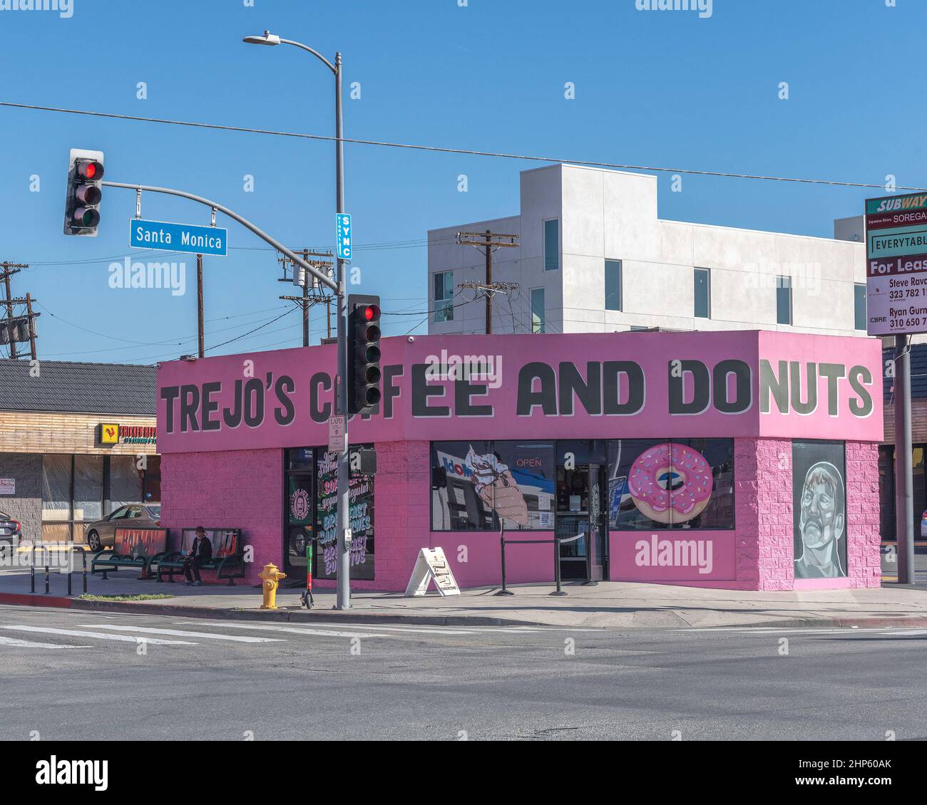 Los Angeles, CA, USA - 18 février 2022 : extérieur du magasin Trejo’s Coffee and Donuts à Los Angeles, CA. Le magasin est la propriété de l'acteur Danny Trejo. Banque D'Images