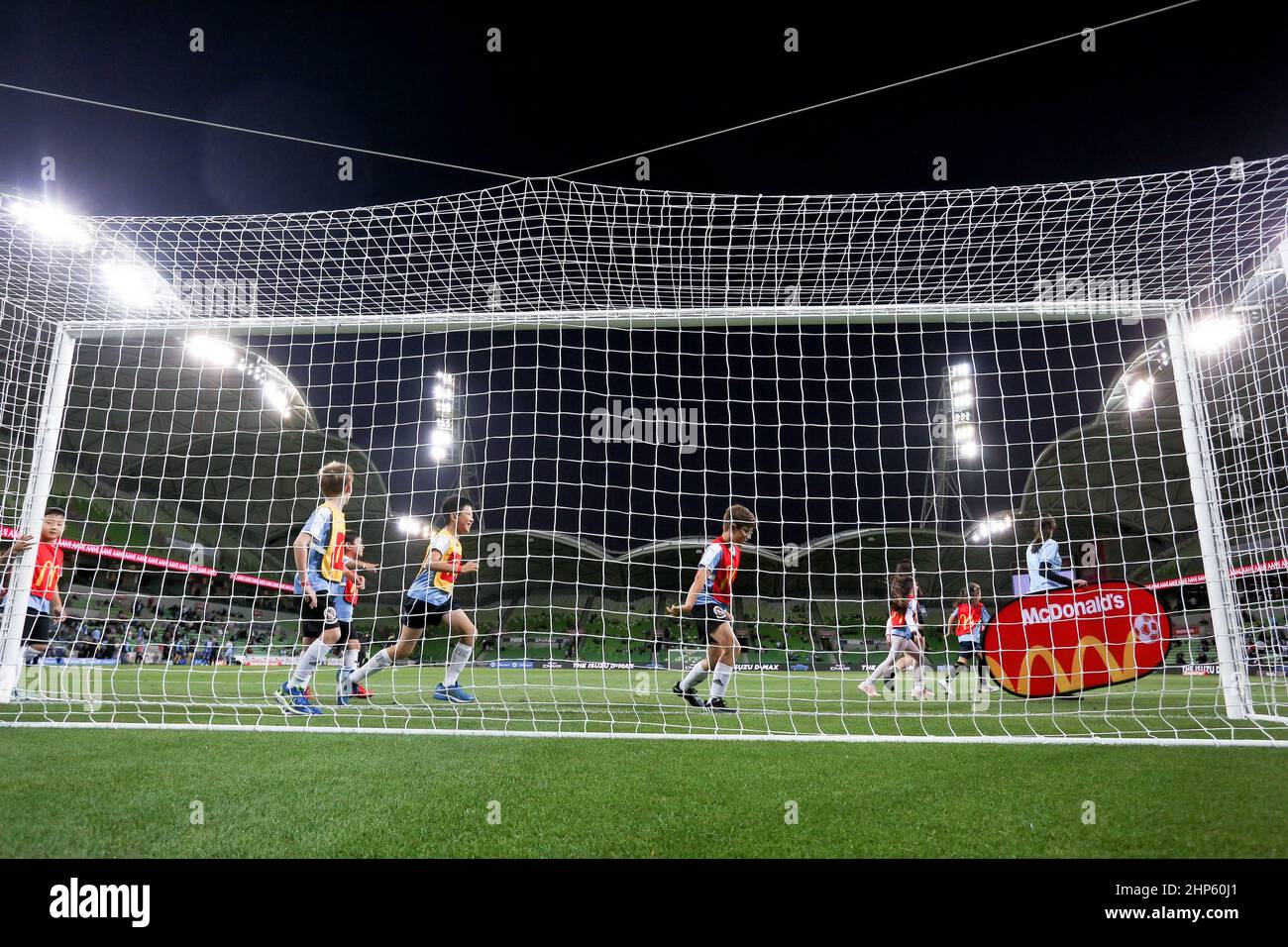 Melbourne, Australie, 18 février 2022. Les enfants de football se promèderont sur le terrain à mi-temps lors du match De football A-League entre le Melbourne City FC et les Newcastle Jets à l'AAMI Park le 18 février 2022 à Melbourne, en Australie. Crédit : Dave Helison/Speed Media/Alamy Live News Banque D'Images